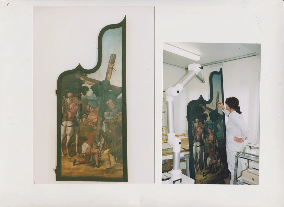gemalter Altarflügel + Evelin bei der Retusche im Atelier