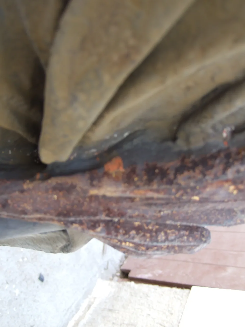 Standfläche/Sockel mit Rost, Detail