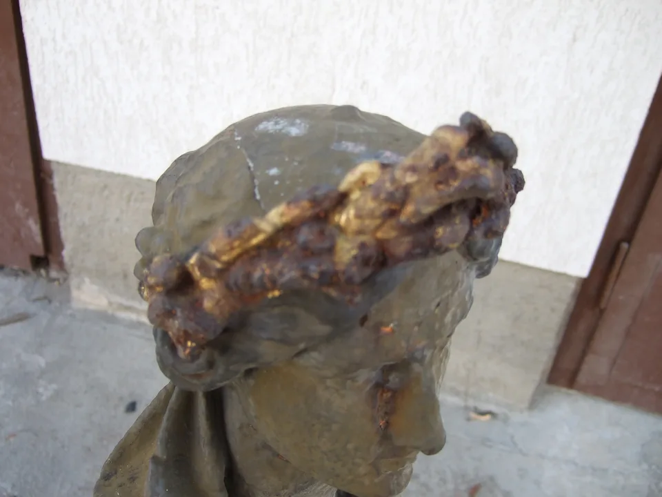 Kopf mit Lorbeerkranz, Korrosion/Rost