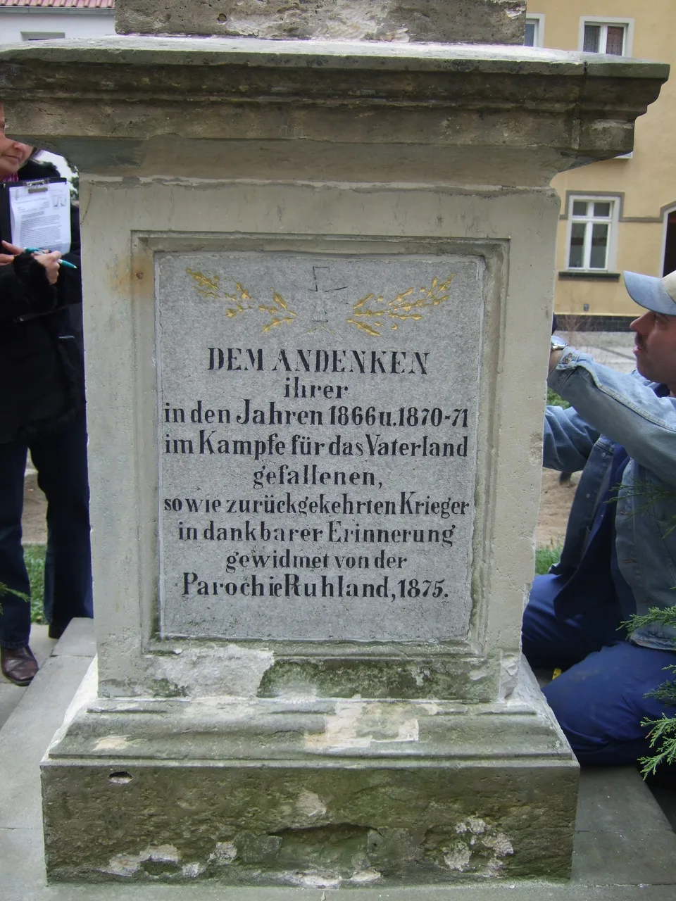 Sockel mit Inschrift 'Dem Andenken … Parochie Ruhland 1873', Personen