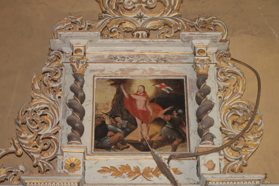 Altarbild Auferstehung mit Schnitzwerk