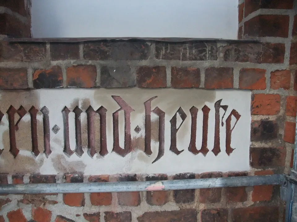 Schriftband '…ern und heute'