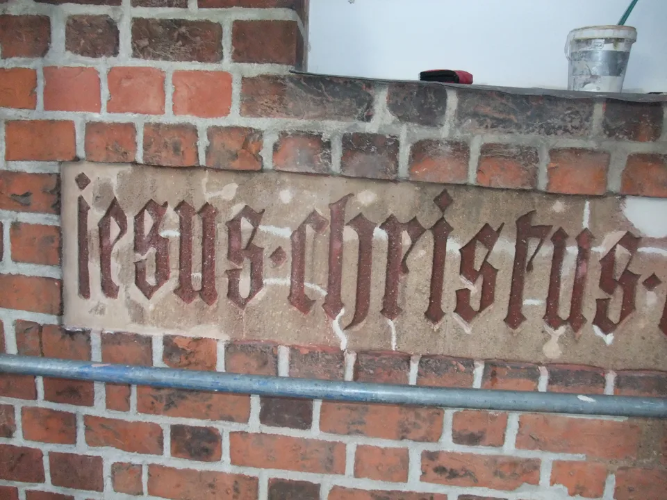 Schriftband 'Jesus Christus' im Backstein, Nahaufnahme