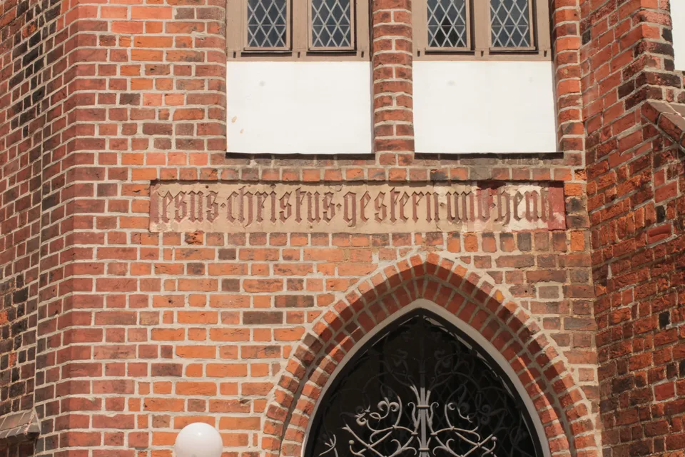 Sgraffito-Schriftzug an der Oberkirche St. Nikolai Cottbus