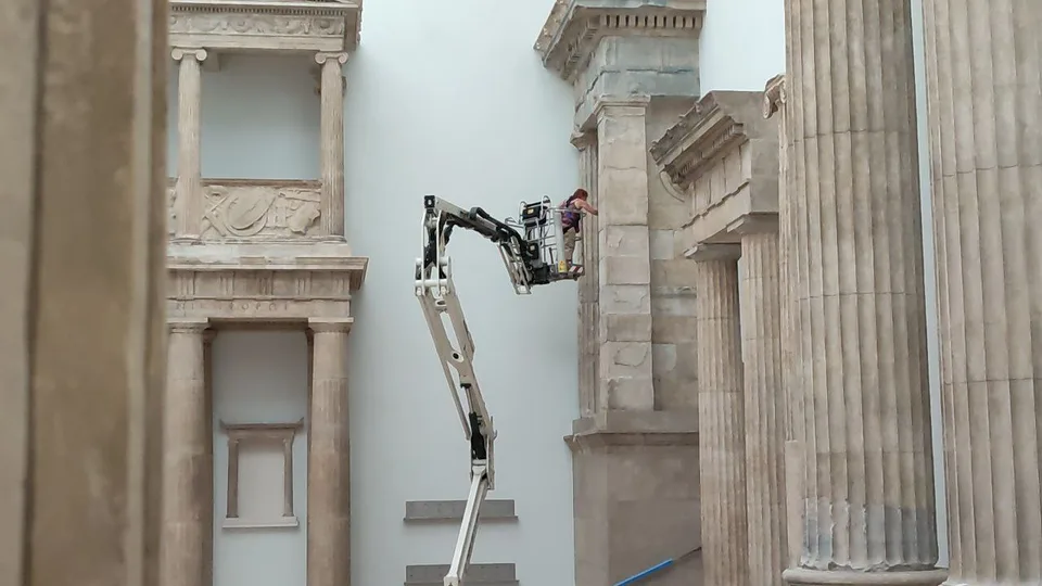 Säulenarchitektur mit Hubsteiger, Pergamonmuseum 2024