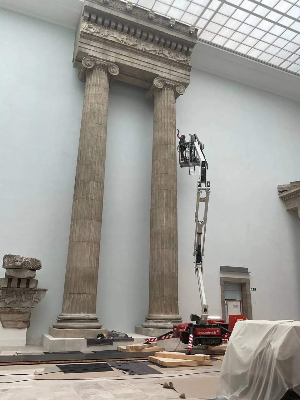 Hohe Säulenstellung mit Hubsteiger, Hochformat, Pergamonmuseum 2024