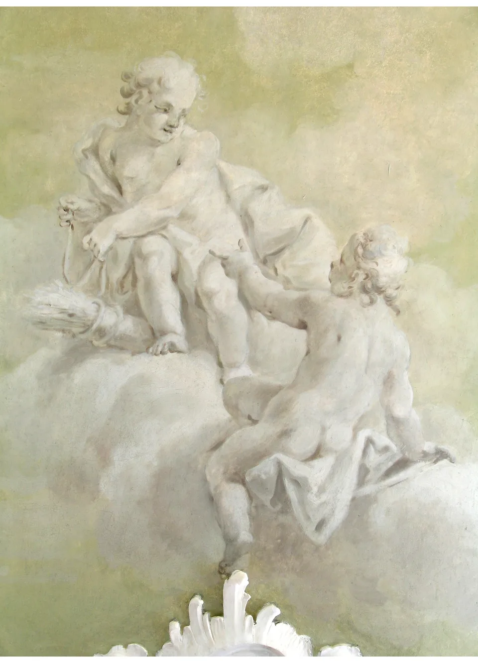 Grisaille-Figuren in Wolken, nach Restaurierung