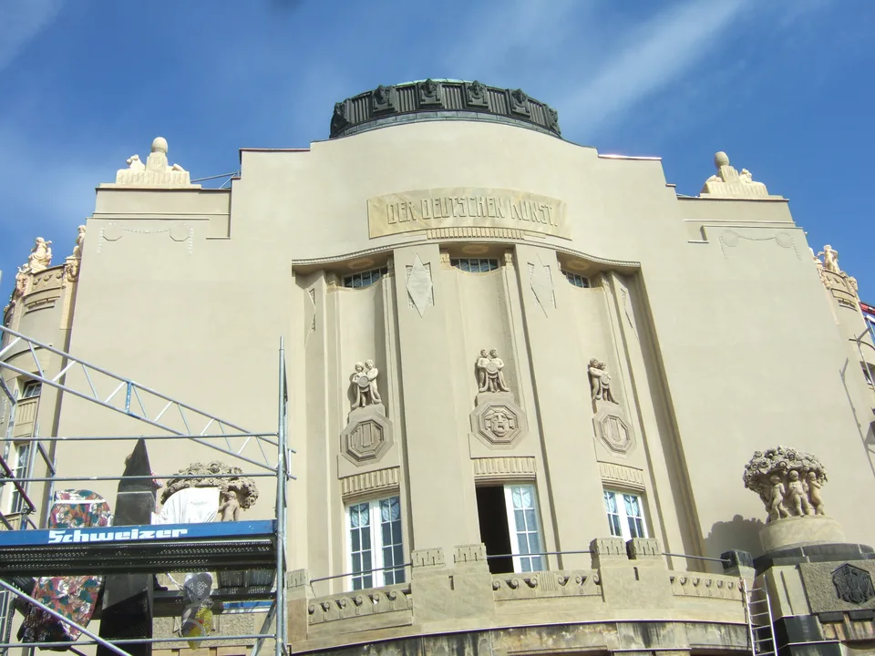 Fassade mit Gerüst, blauer Himmel