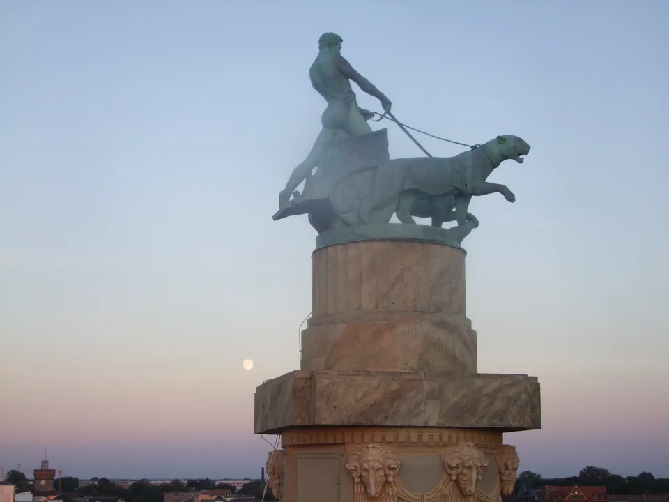 Pantherquadriga mit Mond in der Dämmerung