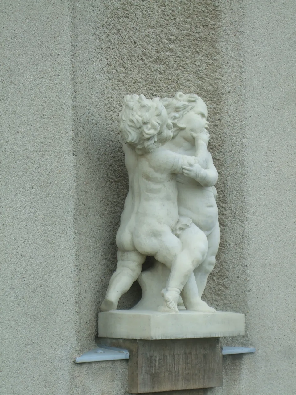 Putten-Skulptur in Nische