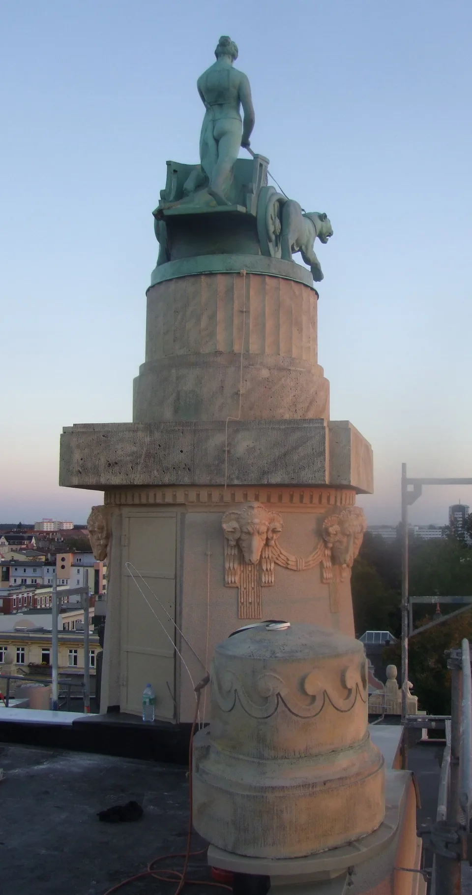 Turmbekrönung mit Pantherquadriga in Abendlicht