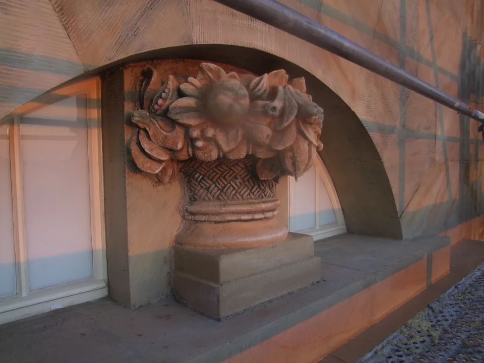 Blumenkorb-Relief im Bogen, warmes Licht