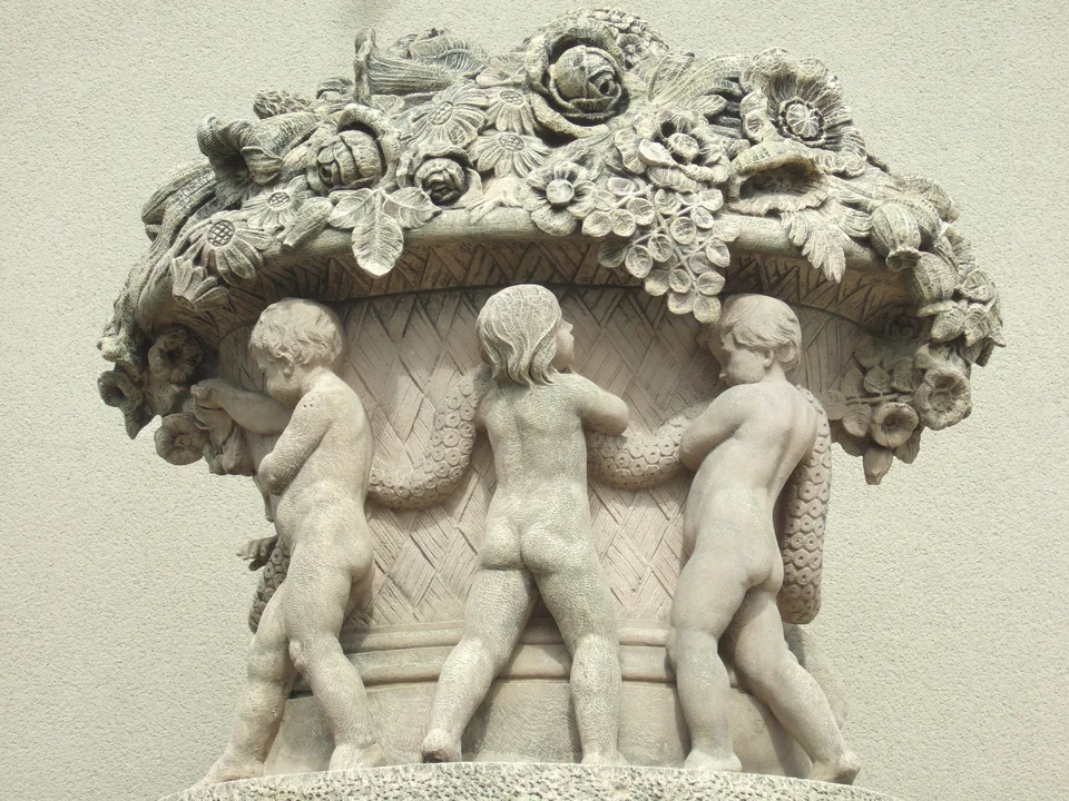 Putten-Blumenkorb, Nahaufnahme nach Retusche