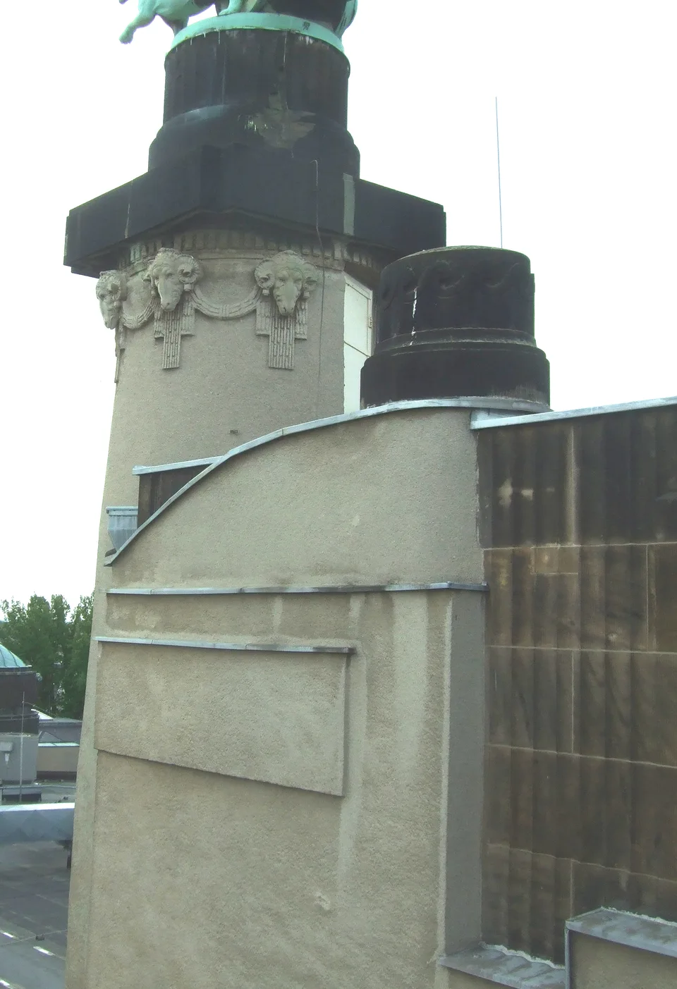 Dachaufbau mit verschmutztem Sandstein