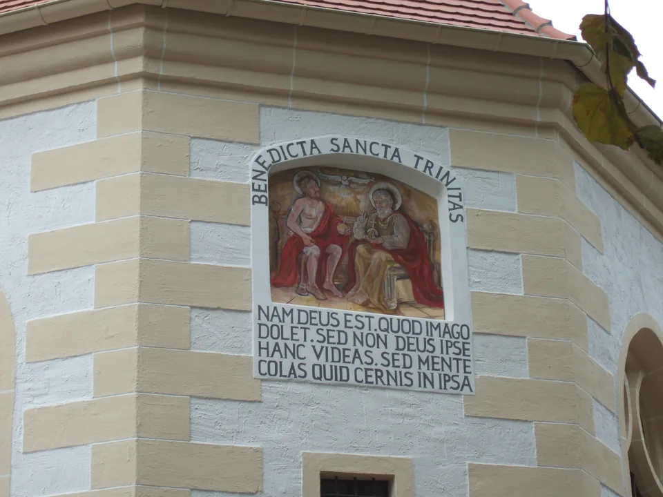 Außenwandbild 'Benedicta Sancta Trinitas' nach Restaurierung