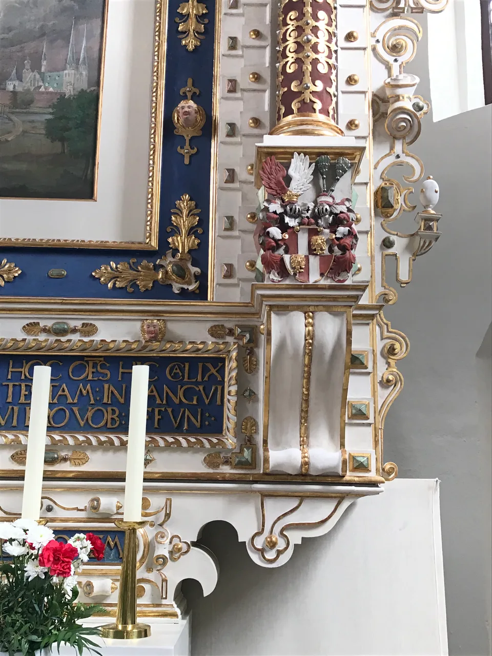 Altar: Säule, Inschrift, Seitenwange