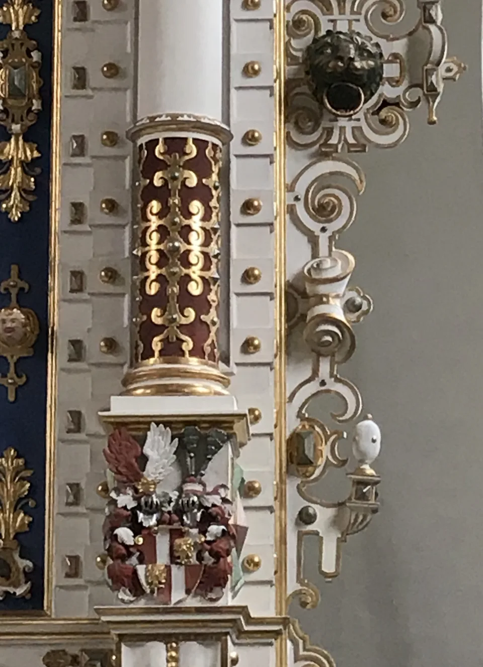 Altar: Säule mit Wappen und Ornamentik